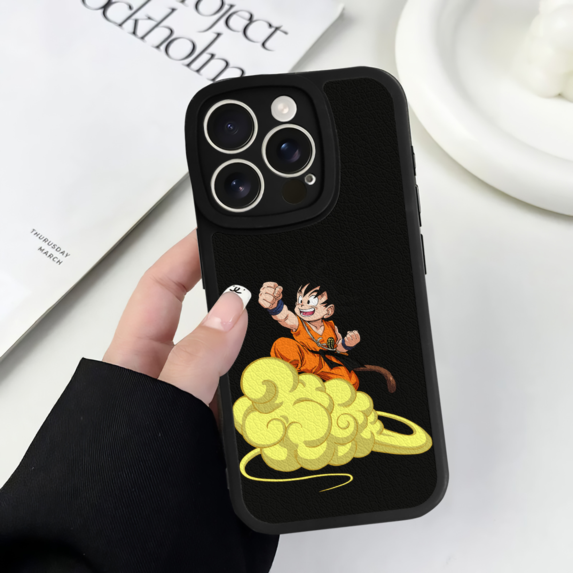 （画像用） ドラゴンボール 孫悟空（そん ごくう）Son Goku カカロット DRAGON BALL Kakarotto 【iPhone 16シリーズ対応】シリコンスマホケース（レザー調） 材質：シリコン